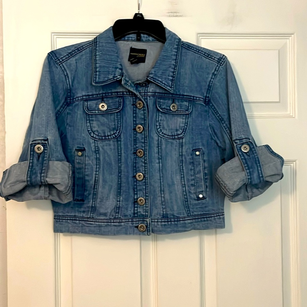 WOMEN’S DENIM JACKET : SIZE LARGE